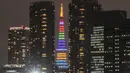 Menara Tokyo, bangunan tertinggi kedua di Jepang dengan ketinggian 332,9 meter, tampak diterangi warna-warni cahaya Olimpiade untuk menandai 100 hari jelang pembukaan Olimpiade Tokyo 2020 di Tokyo, pada 14 April 2021. (Charly TRIBALLEAU / AFP)