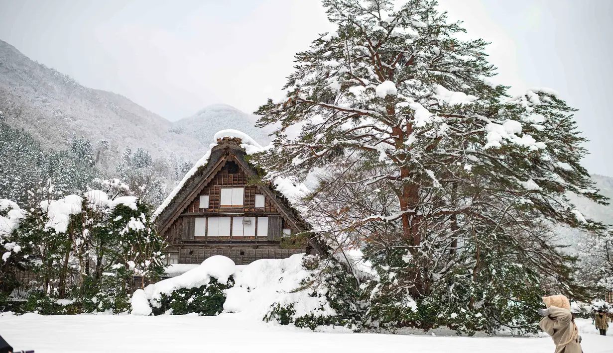 Rumah-rumah di desa Shirakawa-go dikenal sangat ikonik dengan ciri khas konstruksi keseluruhan bangunan dari kayu. (Faizal Fanani)