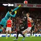 Kiper Arsenal, Petr Cech (kiri) berusaha menghalau bola dari kejaran Penyerang Liverpool, Christian Benteke dalam pertandingan Liga Primer Inggris di Stadion Emirates, Inggris, (24/8/2015). Kedua tim bermain imbang dengan skor 0-0. (Reuters/Tony O'Brien)