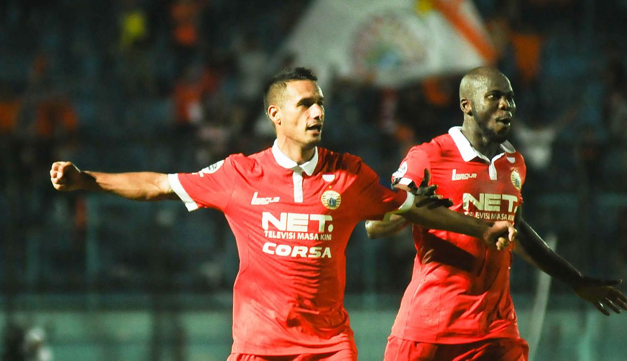Gelandang Persija, Raphael Maitimo, merayakan gol yang dicetaknya ke gawang PBR pada laga Piala Jenderal Sudirman di Stadion Kanjuruhan, Malang, Kamis (19/11/2015). (Bola.com/Kevin Setiawan))