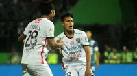 Putra Made Pasek Wijaya, I Made Andhika Wijaya (kanan), yang bermain di Bali United mulai diminati Arema. (Bola.com/Iwan Setiawan)
