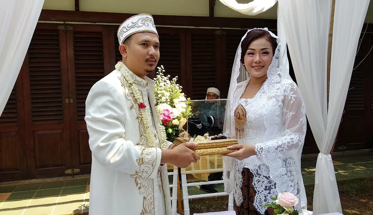 Usai ijab qabul, Saugi mengaku sangat lega. Namun jika dilihat, dirinya sempat mengeluarkan air mata kala semua saksi mengucapkan kata Sah. (Nurwahyunan/Bintang.com)