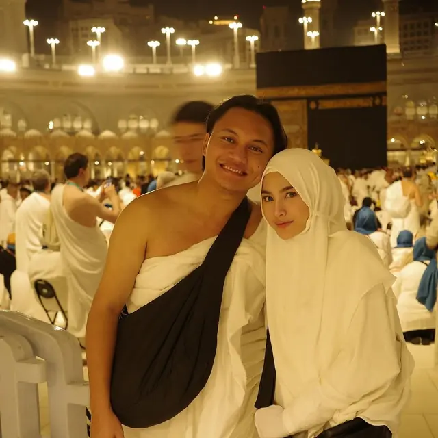 6 Potret Mahalini Umroh Bareng Rizky Febian dan Sahabat, Penampilan Berhijab Bikin Adem