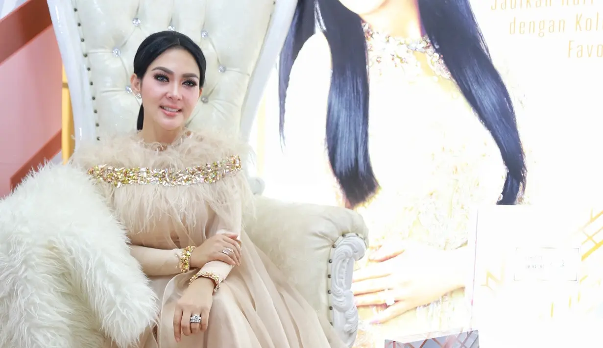 "Air wudhu dan air doa ibu saya, beneran. Pagi-pagi itu pasti selalu dikirim buat wajah tetap bercahaya," ucap Syahrini. (Adrian Putra/Bintang.com)