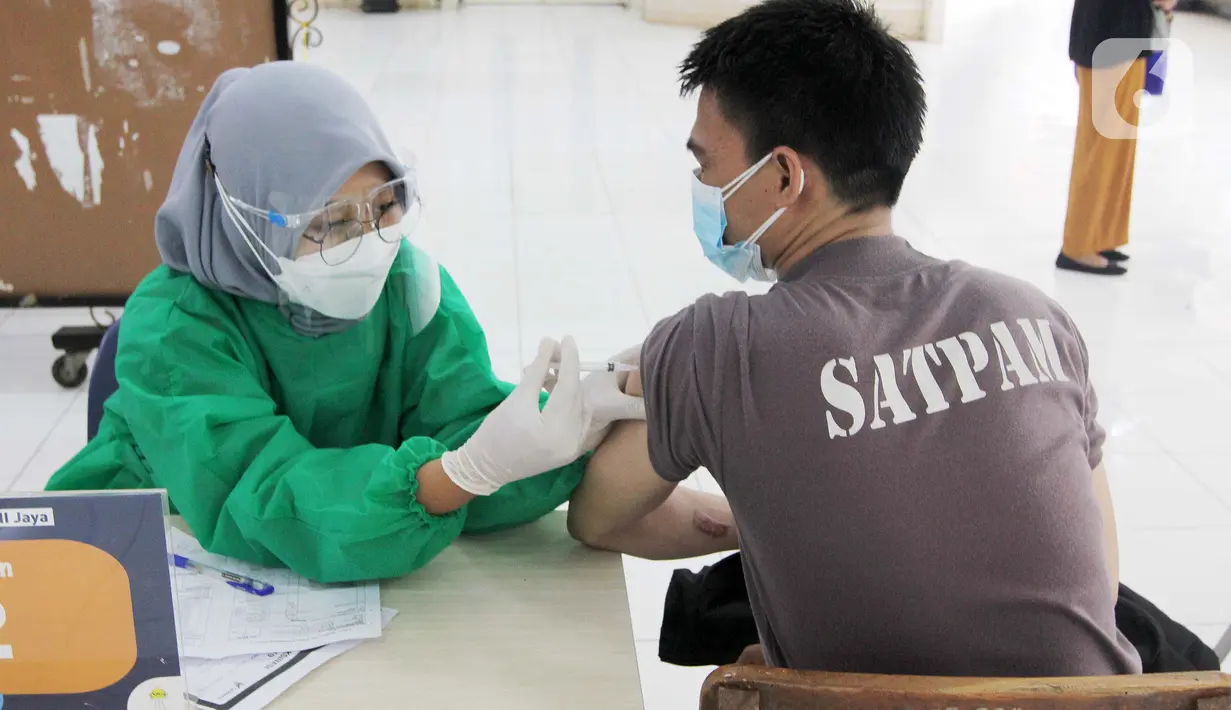 Warga divaksin pada vaksinasi massal di sentra vaksinasi Covid-19 HIPMI Jaya di Labschool Kebayoran, Jakarta, Selasa (06/7/2021). HIPMI bekerja sama dengan pemerintah berakselerasi dalam vaksinasi Covid-19 untuk pemulihan ekonomi nasional. (Liputan6.com/HO/HIPMI)