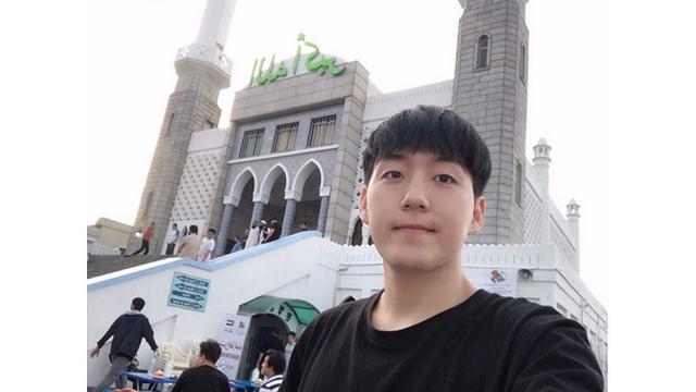 7 Potret Jay Kim Youtuber Korea Yang Jadi Mualaf Dan Pakai Nama