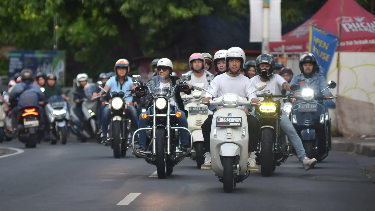 Cawapres nomor urut 2 Gibran Rakabuming Raka melakukan sunday morning ride (sunmori) bareng para selebritis pada Minggu pagi (4/2/2023).