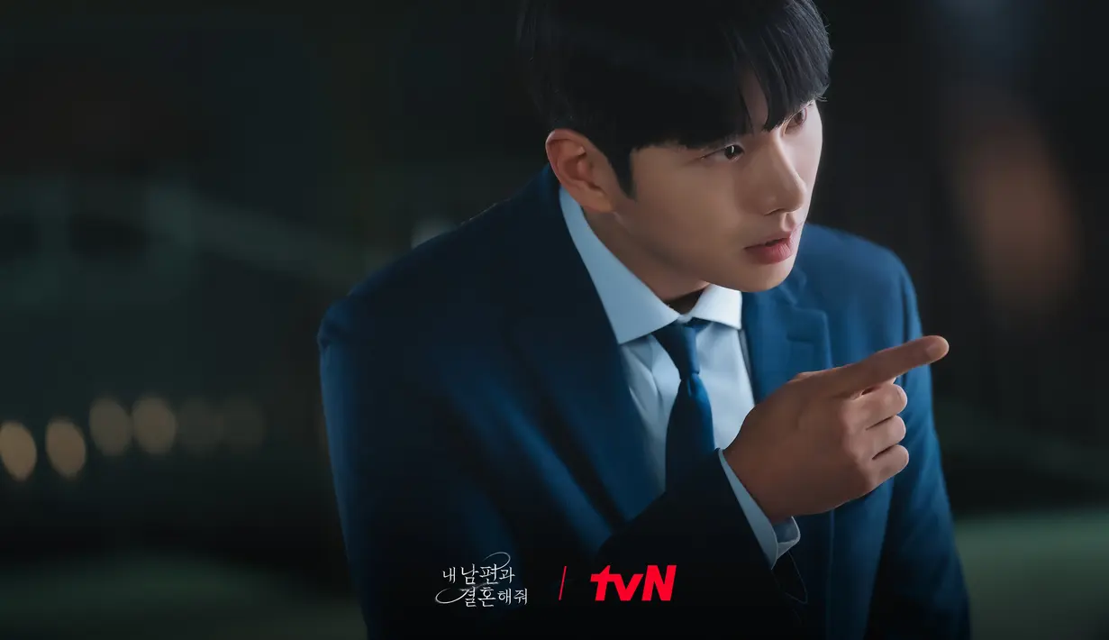 Park Min Hwan bertindak semena-mena dan tidak merasa sedikit pun rasa terima kasih terhadap istrinya yang rela berkorban. Dia adalah orang yang egois. Park Min Hwan hanya mencari istri yang bisa dia kendalikan dan manfaatkan dalam segala hal. (Foto: Instagram/ tvn_drama)