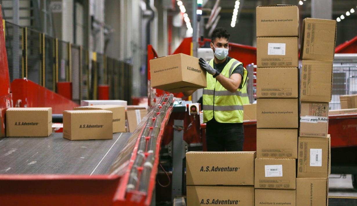 Seorang staf bekerja di pusat penyortiran perusahaan layanan pos Bpost, Brussel, Belgia, 26 November 2020. Belgia saat ini menerapkan kebijakan lockdown ketat untuk mengatasi pandemi COVID-19 dengan menutup semua bisnis nonesensialnya. (Xinhua/Zheng Huansong)