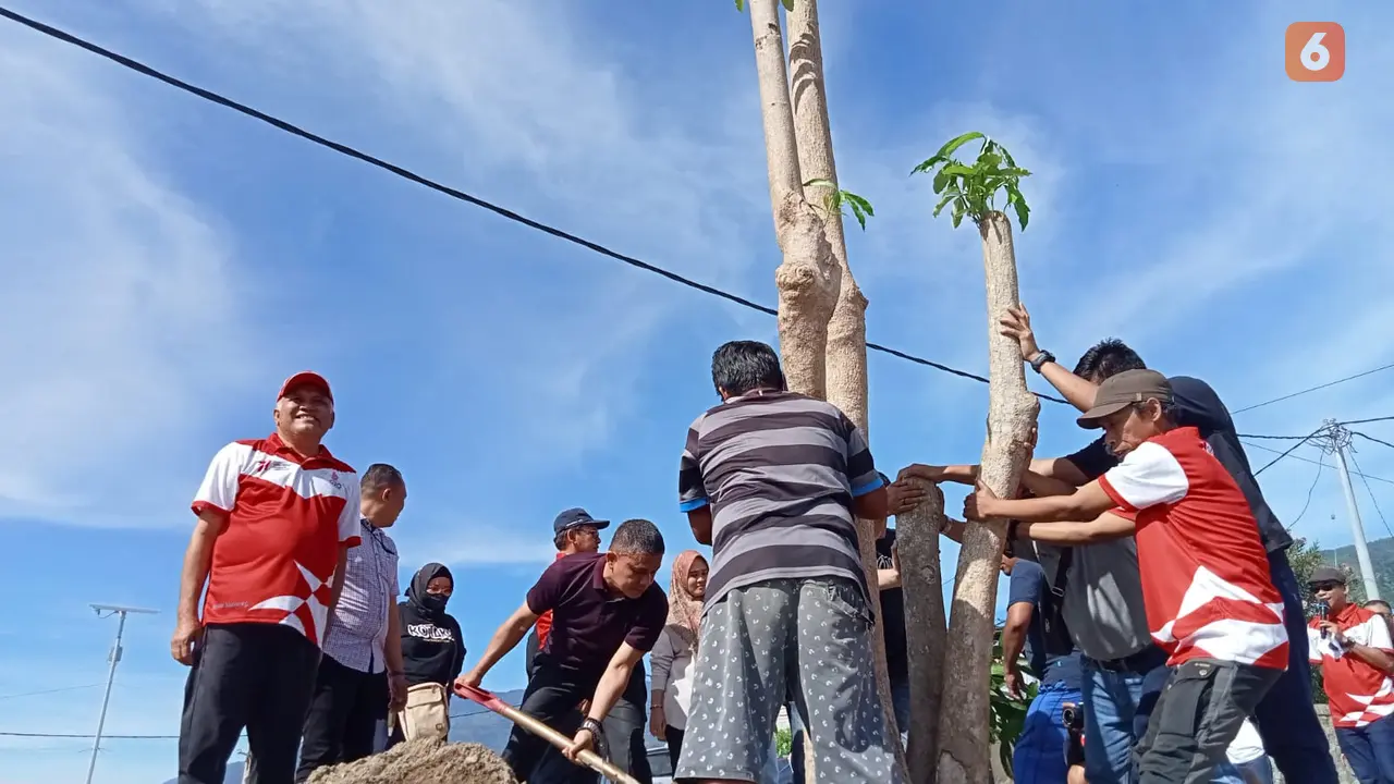 Penanaman pohon di Huntap penyintas gempa Palu di Kelurahan Balaroa