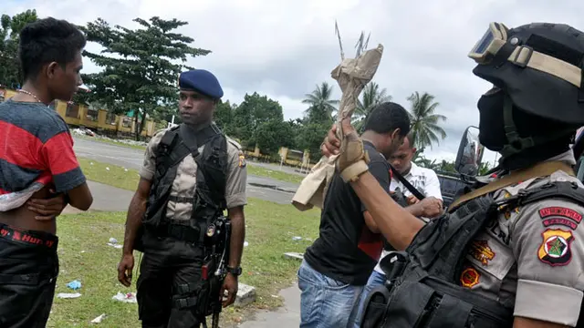 Ratusan warga membawa mayat dua warga yang tewas di serang kelompok bersenjata ke gedung DPRD Papua Timika, Papua.