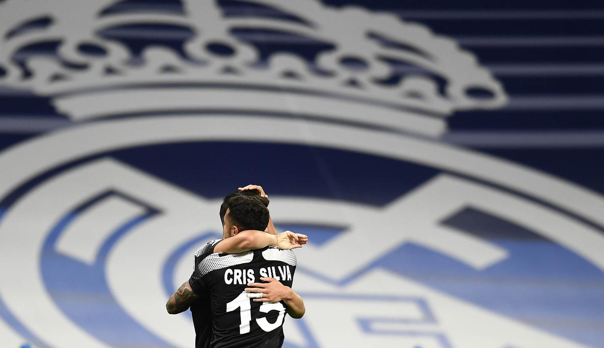 Real Madrid secara mengejutkan kalah dari pendatang baru Liga Champions 2021/2022, Sheriff Tiraspol. Klub asal Moldova ini mempermalukan Real Madrid, tim yang berstatus raja Liga Champions alias pengoleksi gelar terbanyak (13 kali), kalah dengan skor 1-2. (AP/Jose Breton)