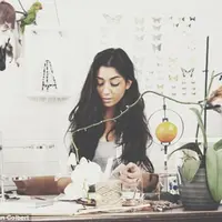 Cantik, gadis asal Inggris ini punya hobi unik, yakni makan bangkai hewan.