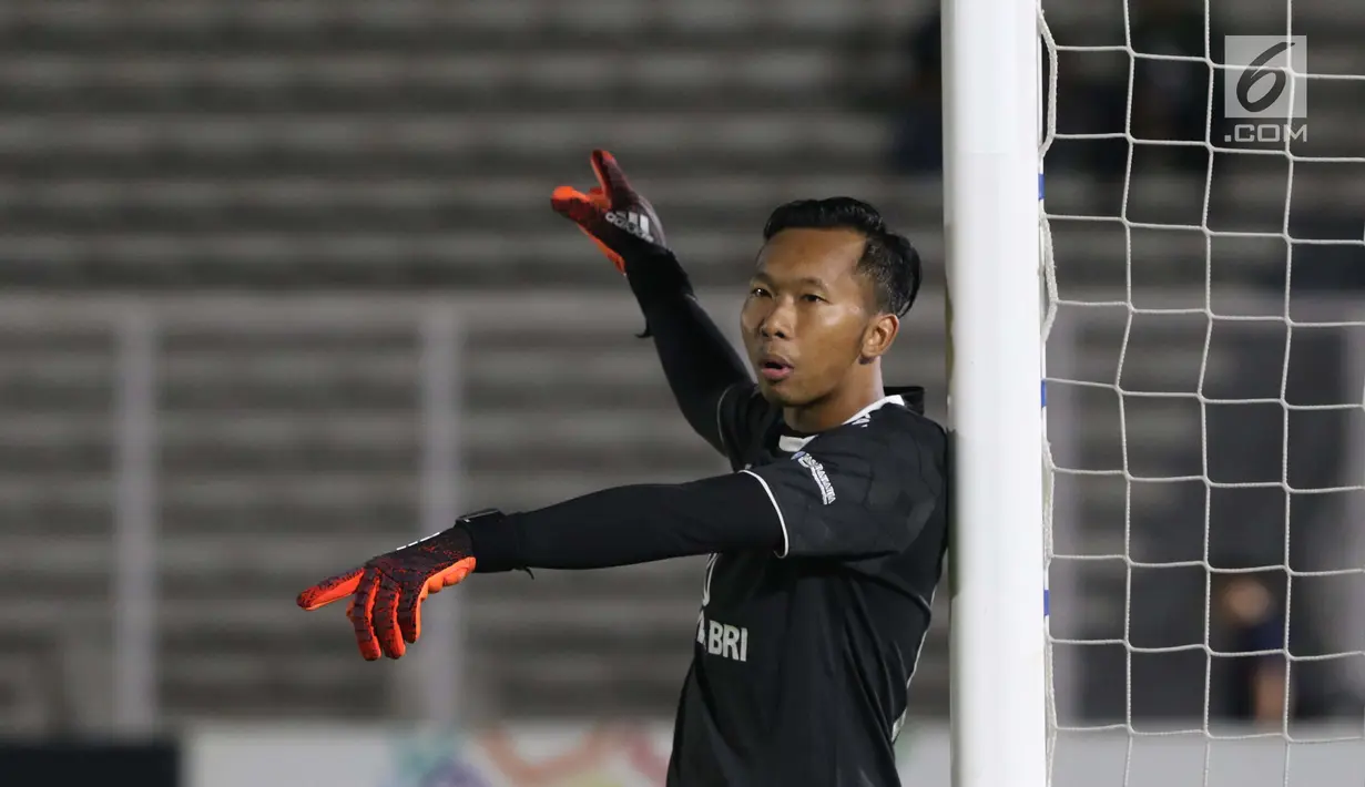 Penjaga gawang Bhayangkara FC, Awan Setho Rahardjo saat laga melawan Madura United FC pada lanjutan Shopee Liga 1 Indonesia 2019 di Stadion Madya Gelora Bung Karno, Jakarta, Senin (5/8/2019). Laga kedua tim berakhir imbang 1-1. (Liputan6.com/Helmi Fithriansyah)