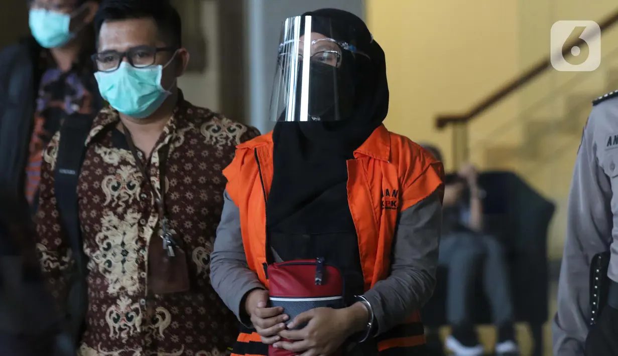 Tersangka korupsi pengadaan perangkat transportasi informasi terintegrasi Bakamla, Leni Marlena (kedua kiri) seusai rilis penahanan di Gedung KPK, Jakarta, Selasa (1/12/2020). Ketika kasus itu terjadi, Leni Marlena menjabat Ketua Unit Layanan Pengadaan Bakamla. (Liputan6.com/Helmi Fithriansyah)