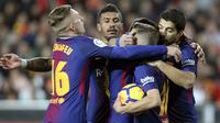 Pemain Barcelona, Jordi Alba, mendapat ucapan selamat dari rekan setimnya, Suarez setelah mencetak gol ke gawang Valencia pada lanjutan La Liga Primera Division di Stadion Mestalla, Minggu (26/11). Barcelona ditahan imbang Valencia 1-1.  (AP/Alberto Saiz)