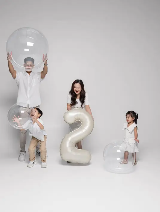 Momen ulang tahun Shafanina ini sekaligus jadi momen pemotretan keluarga kecil Tasya Kamila. Foto candid sembari bermain balon, kebahagiaan keluarga kecil pasangan yang menikah pada Agustus 2018 ini terasa kebahagiaannya. Dalam pemotretan sesi kedua ini, Shafanina sudah berganti baju mengenakan dress warna putih. Shanin sangat mirip dengan Tasya Kamila kecil. (Liputan6.com/IG/@tasyakamila)
