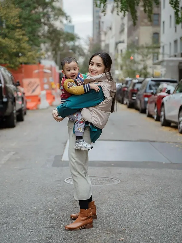 Nagita Slavina menggendong anak keduanya, Rayyanza (Foto:Instagram/raffinagita1717)