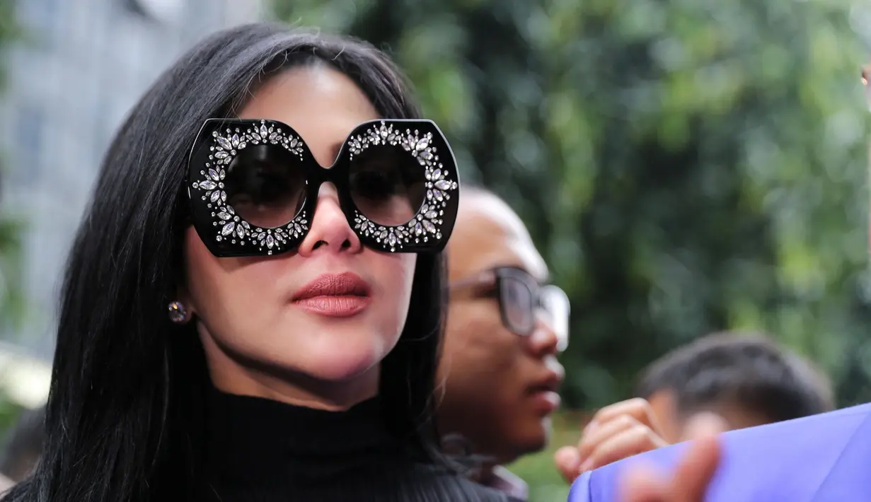 Syahrini menegaskan, tidak pernah menerima uang dalam kerjasama dengan First Travel. Tidak juga terima uang saku. Yang ada hanya diskon super besar dengan imbal balik promo di akun Instagram miliknya. (Adrian Putra/Bintang.com)