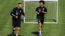 Leroy Sane dan Niklas Suele mengikuti sesi latihan Bayern Munchen di Munich, Jerman (14/7/2020). Munchen mendatangkan Leroy Sane dari Manchester City dengan kontrak berdurasi lima tahun hingga 2025 mendatang, seperti diumumkan oleh klub Bundesliga tersebut pada 3 Juli. (Xinhua/Philippe Ruiz)