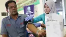 Sopir bus Antar Kota Antar Provinsi (AKAP) menjalani pemeriksaan tekanan darah saat melakukan tes kesehatan dan urine di Terminal Pulo Gebang, Jakarta, Kamis (22/6). Kegiatan ini merupakan bagian dari Ops Ramadaniya 2017. (Liputan6.com/Immanuel Antonius)