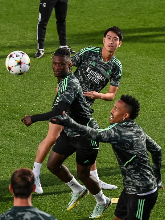 Gelandang Real Madrid Eduardo Camavinga (tengah) mengambil bagian dalam sesi latihan jelang menjamu Celtic pada matchday terakhir Grup F Liga Champions di Valdebebas, pinggiran Madrid, Selasa (1/11/2022). Madrid saat ini memimpin Grup F dengan 10 poin, diikuti RB Leipzig (9), Shakhtar Donetsk (6), dan Celtic (2). (PIERRE-PHILIPPE MARCOU / AFP)