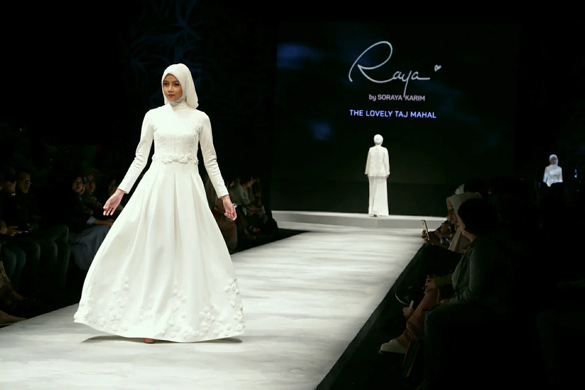 Tampil elegan saat mengenakan modest wear dengan balutan warna putih. (raya_by_sorayakarim Ikuti/instagram)