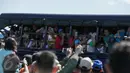 Sejumlah warga menaiki mobil pasukan saat defile pada gladi HUT TNI di Taxi Way Skuadron Udara Bandara Halim Perdanakusumah, Jakarta, Minggu (9/4). (Liputan6.com/Faizal Fanani)