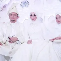 Engku Emran, Laudya Cynthia Bella dan  Engku Aleesya duduk bersama saat prosesi pernikahan. Beberapa selebritas, seperti Zaskia dan Shireen Sungkar serta Irwansyah turut hadir dalam prosesi sakral tersebut. (instagram/noradanish)