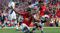 Striker Manchester United, Anthony Martial, berusaha membobol gawang Crystal Palace pada laga Premier League di Stadion Old Trafford, Manchester, Sabtu (24/8). MU kalah 1-2 dari Palace. (AFP/Lindsey Parnaby)