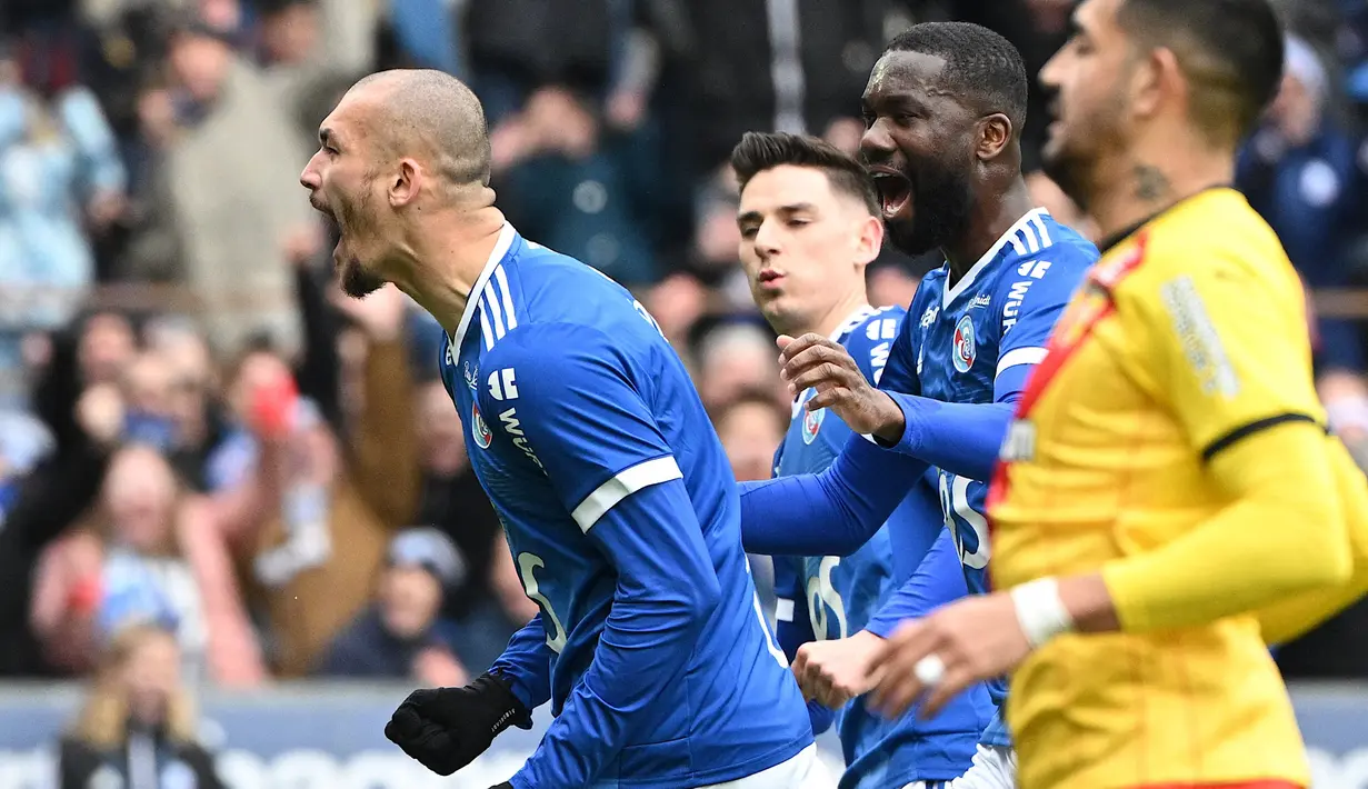 RC Strasbourg. Klub yang kini menempati posisi ke-4 di Ligue 1 musim 2021/2022 ini tercatat belum terkalahkan dalam 9 laga terakhir sejak pekan ke-23 (6/2/2022) hingga pekan ke-31 (10/4/2022). Total Strasbourg menorehkan 4 kali kemenangan dan 5 hasil imbang. (AFP/Sebastien Bozon)