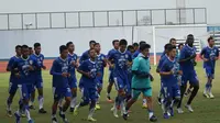 Persib Bandung kembali menggelar sesi latihan pagi di Stadion Arcamanik, Kamis (24/1/2019). (Huyogo Simbolon)