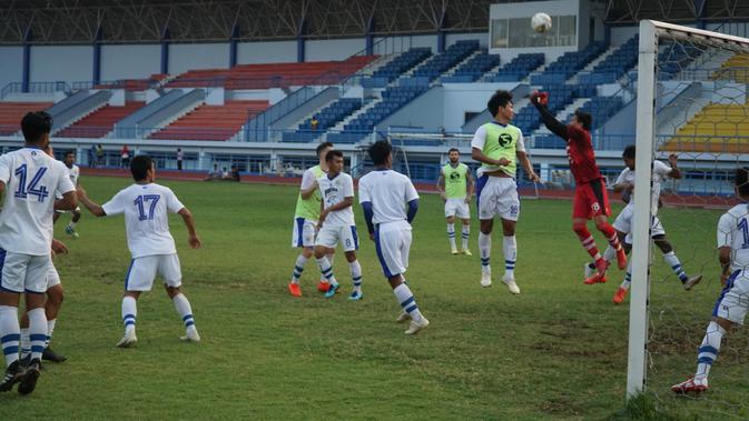 Skuat Persib Bandung mengikuti sesi latihan di Stadion Arcamanik. (Huyogo Simbolon)