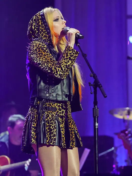 Avril Lavigne saat menyanyikan lagu selama tampil di Academy of Country Music Honours ke-15 di Ryman Auditorium di Nashville, Tennessee pada 24 Agustus 2022. Peraih nominasi Grammy delapan kali Avril Lavigne membawakan lagu 'Inner Shania Twain'. (Erika Goldring/Getty Images for ACM/AFP)