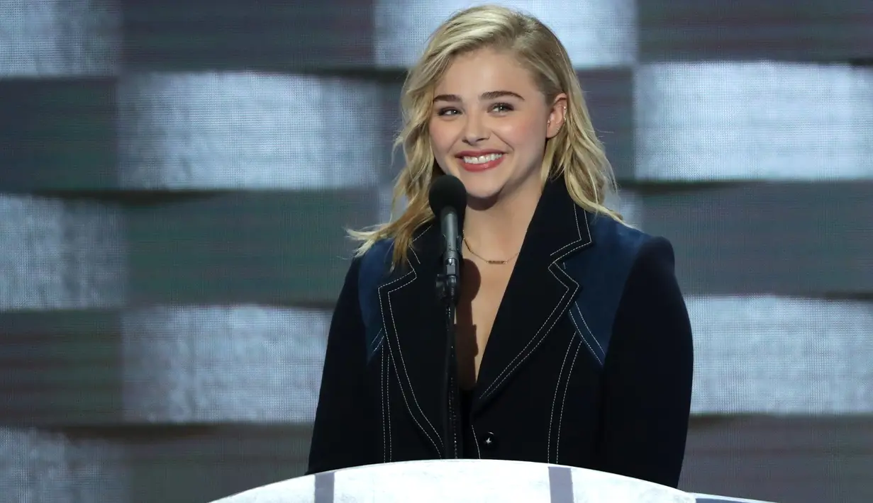 Aktris Chloe Grace Moretz memberikan pidato pada hari keempat Konvensi Nasional Partai Demokrat di Philadelphia, Pennsylvania, AS (28/7). Chloe Moretz mengajak para anak muda untuk memberikan suaranya di pemilihan mendatang. (Alex Wong/Getty Images/AFP)