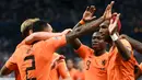 Para pemain Belanda merayakan gol yang dicetak Ryan Babel ke gawang Prancis pada laga UEFA Nations League di Stade de France, Paris, Minggu (9/9/2018). Prancis menang 2-1 atas Belanda. (AFP/Anne-Christine Poujoulat)