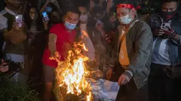 Warga Myanmar yang tinggal di Thailand membakar gambar Jenderal Min Aung Hlaing saat protes di depan Kedutaan Besar Myanmar di Bangkok, Thailand, Kamis (4/2/2021). Jenderal Min Aung Hlaing menjadi tokoh di balik kudeta militer Myanmar pada 1 Februari 2021. (AP Photo/Sakchai Lalit)