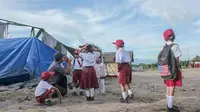 Hari pertama sekolah siswa SD korban Gunung Sinabung tak lagi memiliki tempat teduh untuk belajar. (Liputan6.com/Reza Efendi)