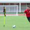 Pemain Timnas Indonesia U-22, Ivar Jenner, mengikuti sesi latihan jelang menghadapi Timnas Mali di Stadion Madya, Senayan, Jakarta, Jumat (14/11/2025). (Bola.com/M Iqbal Ichsan)