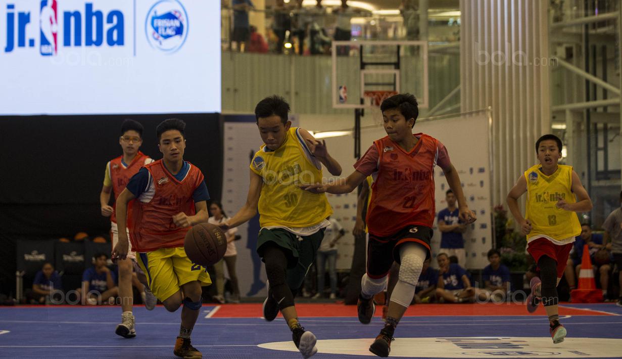 Pebasket putra U-14 unjuk kebolehan saat National Training Camp Junior NBA di Pluit Village, Jakarta, Minggu (10/9/2017). Sebanyak 16 pebasket terbaik akan diberangkatkan ke China untuk nonton langsung laga NBA. (Bola.com/Vitalis Yogi Trisna)
