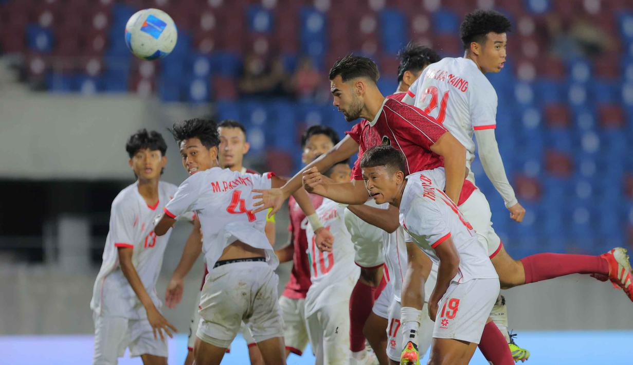 Jens Raven (Timnas Indonesia U-22 - tengah) berebut bola atas dengan beberapa pemain Myanmar pada pertandingan Grup C SEA Games 2025 di The 700th Anniversary of Chiang Mai Stadium, Thailand, Jumat (12/12/2025). (Bola.com/Bagaskara Lazuardi)