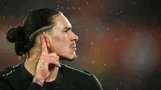 Pemain Liverpool, Darwin Nunez menempelkan jarinya ke kuping saat melakukan selebrasi setelah mencetak gol ke gawang Southampton pada laga perempat final Carabao Cup 2024/2025 yang berlangsung di St Mary's Stadium, Southampton, Inggris, Kamis (19/12/2024) WIB. (AFP/Justin Tallis)