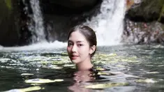 Ririn Dwi Ariyanti selalu mencuri perhatian di setiap aktivitasnya. Seperti saat ia berendam di air terjun. Aura kecantikan Ririn Dwi Ariyanti kian terpancarkan saat menikmati sejuknya air terjun. Netizen pun terpukau dengan Ririn di foto ini. (Liputan6.com/IG/@ririndwiariyanti)