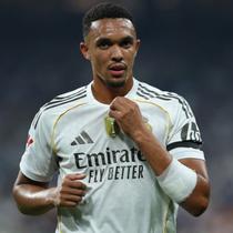 Bek Real Madrid asal Inggris #12, Trent Alexander-Arnold, terlihat dalam pertandingan sepak bola Liga Spanyol antara Real Madrid CF dan CA Osasuna di Stadion Santiago Bernabeu, Madrid, pada Rabu (20-8-2025) dini hari WIB. (Thomas COEX/AFP)