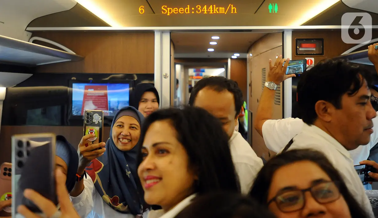 Para penumpang mengambil gambar dengan ponsel mereka saat naik Kereta Cepat Jakarta Bandung (KCJB), Minggu (17/9/2023). PT Kereta Cepat Indonesia China (KCIC) menjalankan uji coba operasional kereta cepat secara gratis bagi masyarakat umum. (merdeka.com/Arie Basuki)
