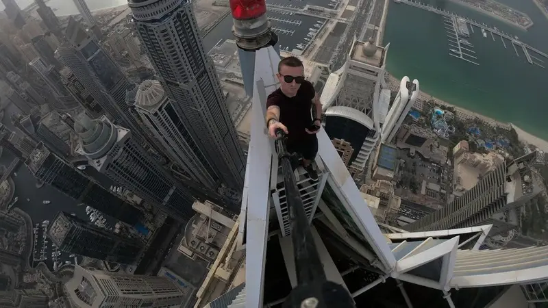 Seorang pria asal Prancis bernama Remi Lucidi (30) meninggal dunia usai terjatuh ketika melakukan olahraga ekstrem di gedung tinggi di Hong Kong. (Foto: Instagram/@remnigma)