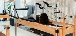 Seorang wanita sedang melakukan olahraga pilates. (dok. Unsplash/Ahmet Kurt)
