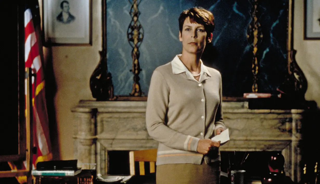 Bertepatan dengan 20 tahun tragedi Halloween yang menimpa Laurie Strode, terjadi insiden mengerikan. Pada 29 Oktober 1998, Michael Myers merampok rumah Dr. Sam Loomis. Mantan rekan Loomis, Marion Chambers, menemukan data Laurie Strode, yang diduga tewas dalam kecelakaan mobil tapi hilang. Ini jadi titik balik pertemuan sang pembunuh dengan Laurie. Beginilah penampakan Jamie Lee Curties 20 tahun sejak Halloween 1978. (Foto: Dok. Miramax/ IMDb)