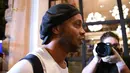 Mantan pemain timnas Brasil, Ronaldinho tiba di sebuah hotel untuk menjalani tahanan rumah di Asuncion, Paraguay, Selasa (7/4/2020). Ronaldinho dan kakaknya dijebloskan ke penjara pada 5 Maret 2020 lantaran menggunakan paspor palsu saat masuk ke Paraguay. (Norberto DUARTE / AFP)