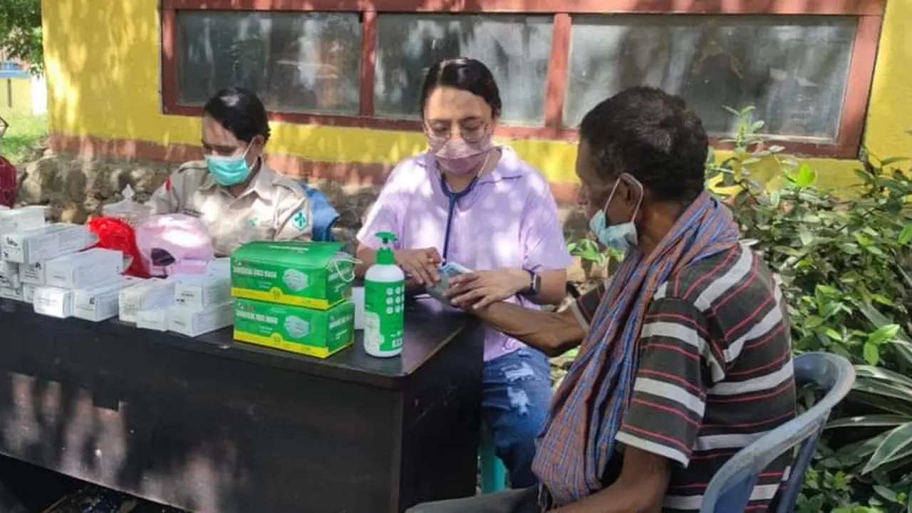 Tenaga kesehatan yang diterjunkan Pemda Flores Timur untuk melakukan pemeriksaan kesehatan terhadap warga terdampak erupsi gunung Lewotobi (Liputan6.com/Ola Keda)